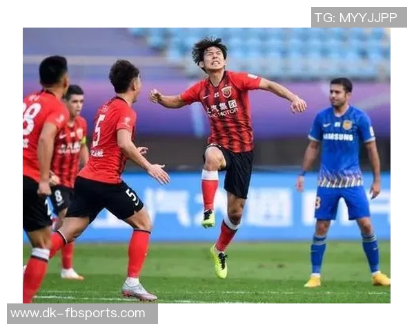 球星更衣室背后瞬间揭示团队精神与个人努力的真实写照 球星更衣室背后瞬间揭示团队精神与个人努力的真实写照