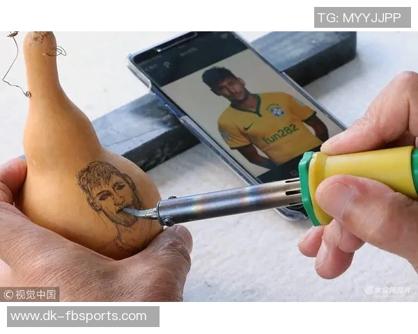 用A4纸精细勾勒足球球星肖像展现技巧与创意的完美融合 用A4纸精细勾勒足球球星肖像展现技巧与创意的完美融合